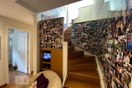 Casa para alugar com 412m², 5 quartos e 2 vagas Casa para alugar com 412m², 5 quartos e 2 vagasEscada