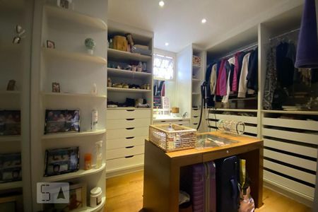 Casa para alugar com 412m², 5 quartos e 2 vagas Casa para alugar com 412m², 5 quartos e 2 vagasCloset da suíte 2