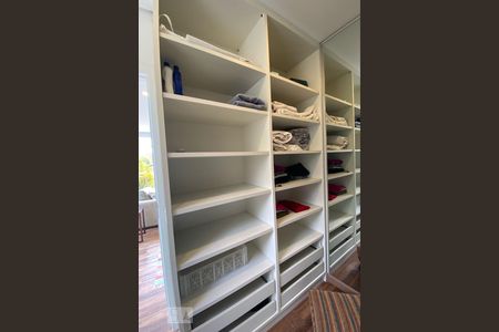 Casa para alugar com 412m², 5 quartos e 2 vagas Casa para alugar com 412m², 5 quartos e 2 vagasCloset da Suíte 1