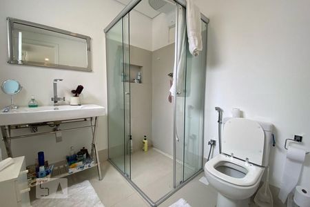 Casa para alugar com 412m², 5 quartos e 2 vagas Casa para alugar com 412m², 5 quartos e 2 vagasBanheiro da Suíte 1