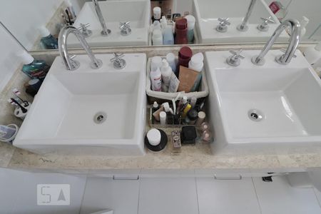 Apartamento à venda com 130m², 3 quartos e 3 vagasBanheiro da Suite 1 - pia