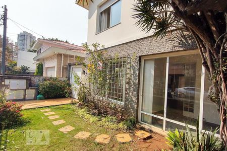 Fachada de casa à venda com 3 quartos, 270m² em Vila Mariana, São Paulo
