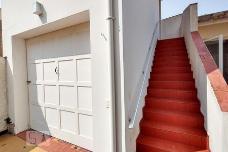 Casa à venda com 270m², 3 quartos e 1 vagaEscada para a edícula
