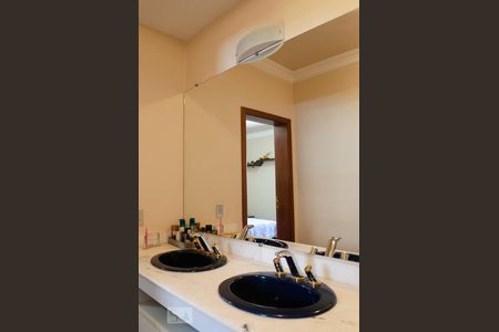 Casa à venda com 450m², 4 quartos e 4 vagas Casa à venda com 450m², 4 quartos e 4 vagasBanheiro da Semi-suíte