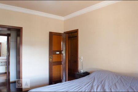 Casa à venda com 450m², 4 quartos e 4 vagas Casa à venda com 450m², 4 quartos e 4 vagasVista da Suíte 2