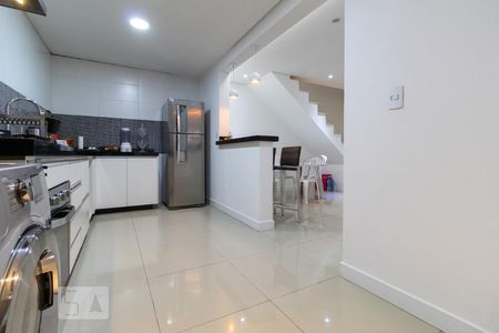 Casa à venda com 70m², 2 quartos e 2 vagasCozinha e Área de Serviço