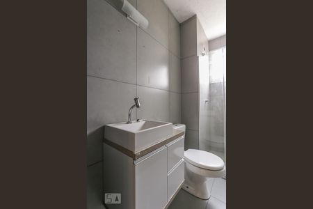 Banheiro  de apartamento à venda com 1 quarto, 43m² em Jardim do Salso, Porto Alegre