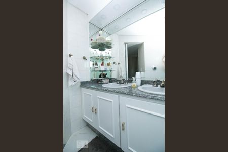 Apartamento à venda com 150m², 3 quartos e 3 vagasBanheiro Suite 2