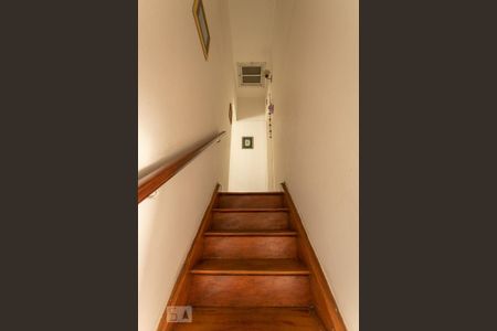 Casa à venda com 450m², 10 quartos e 3 vagasEscada Casa 2