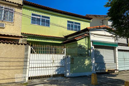 Apartamento para alugar com 120m², 2 quartos e 1 vaga Apartamento para alugar com 120m², 2 quartos e 1 vagaFachada