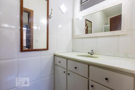 Banheiro de apartamento à venda com 2 quartos, 97m² em Santana, Porto Alegre
