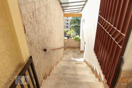 Casa à venda com 370m², 4 quartos e 2 vagasEscada