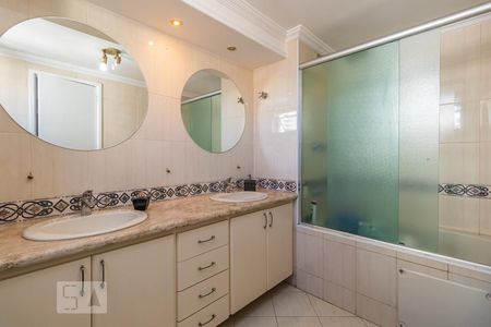 Apartamento à venda com 267m², 4 quartos e 3 vagasBanheiro da Suíte 1