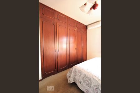 Casa à venda com 300m², 3 quartos e 5 vagasQuarto 2  - Armários