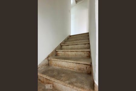 Casa para alugar com 120m², 2 quartos e 4 vagasEscada