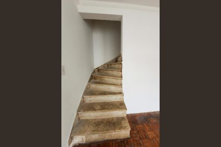 Casa para alugar com 120m², 2 quartos e 4 vagasEscada