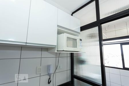 Apartamento à venda com 80m², 3 quartos e 2 vagas Apartamento à venda com 80m², 3 quartos e 2 vagasCozinha armário e microondas