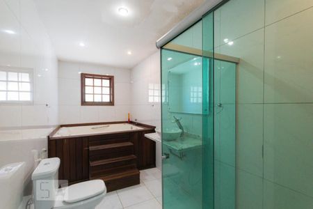 Casa à venda com 400m², 4 quartos e 8 vagasBanheiro da Suíte 4