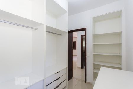 Casa à venda com 400m², 4 quartos e 8 vagasCloset da Suíte 4