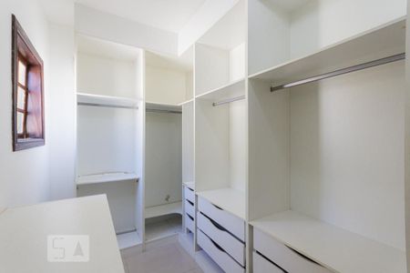 Casa à venda com 400m², 4 quartos e 8 vagasCloset da Suíte 4