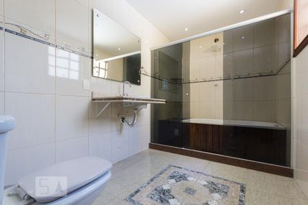 Casa à venda com 400m², 4 quartos e 8 vagasBanheiro da Suíte 2