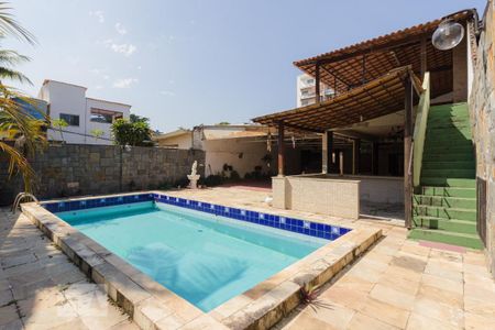 Casa à venda com 400m², 4 quartos e 8 vagasPiscina