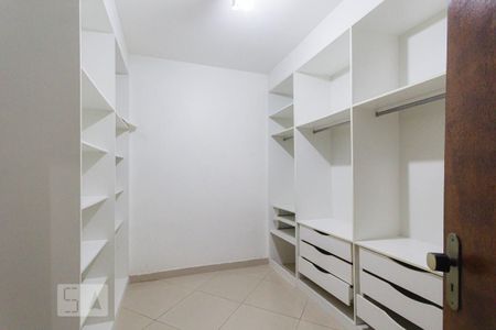 Casa à venda com 400m², 4 quartos e 8 vagasCloset da Suíte 2
