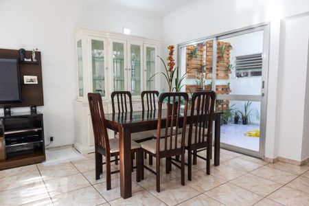 Casa à venda com 272m², 4 quartos e 3 vagas Casa à venda com 272m², 4 quartos e 3 vagasSala