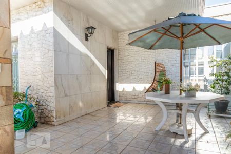 Casa à venda com 272m², 4 quartos e 3 vagas Casa à venda com 272m², 4 quartos e 3 vagasÁrea comum