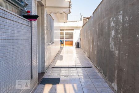 Casa à venda com 272m², 4 quartos e 3 vagas Casa à venda com 272m², 4 quartos e 3 vagasCorredor externo