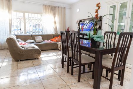 Casa à venda com 272m², 4 quartos e 3 vagas Casa à venda com 272m², 4 quartos e 3 vagasSala