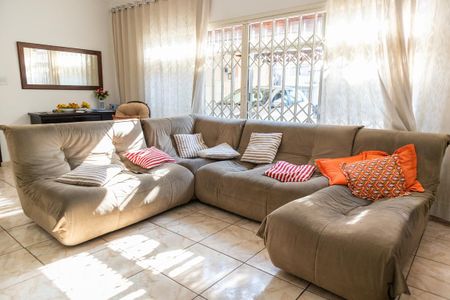 Casa à venda com 272m², 4 quartos e 3 vagas Casa à venda com 272m², 4 quartos e 3 vagasSala