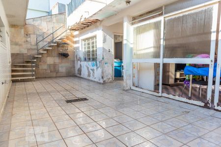 Casa à venda com 272m², 4 quartos e 3 vagas Casa à venda com 272m², 4 quartos e 3 vagasQuintal