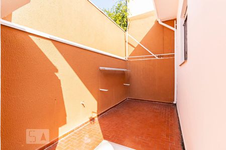 Casa à venda com 200m², 3 quartos e 2 vagasFundos