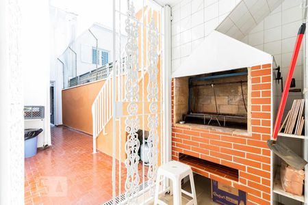 Casa à venda com 200m², 3 quartos e 2 vagasFundos - Churrasqueira