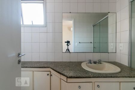 Banheiro Suite de apartamento para alugar com 3 quartos, 76m² em Vila Olímpia, São Paulo