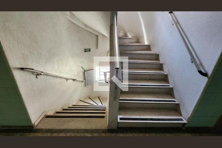 Studio para alugar com 45m², 1 quarto e 1 vaga Studio para alugar com 45m², 1 quarto e 1 vagaEscada