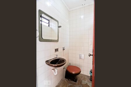 Casa à venda com 380m², 4 quartos e 5 vagasBanheiro da garagem