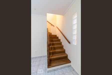 Escadas de casa para alugar com 2 quartos, 180m² em Jardim Jovaia, Guarulhos