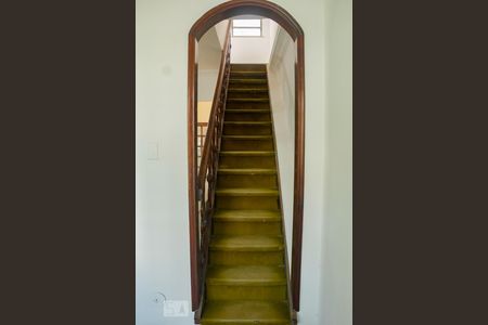 Apartamento à venda com 160m², 3 quartos e sem vaga Apartamento à venda com 160m², 3 quartos e sem vagaescada para o segundo andar