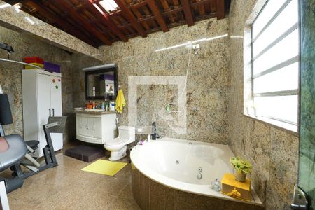 Casa à venda com 500m², 4 quartos e 8 vagasBanheiro da Suíte 2