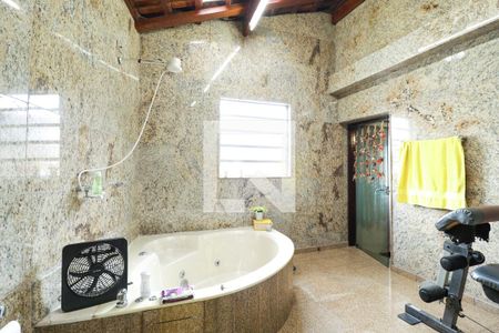 Casa à venda com 500m², 4 quartos e 8 vagasBanheiro da Suíte 2