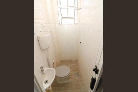Banheiro de apartamento à venda com 1 quarto, 35m² em Vila Ipiranga, Porto Alegre