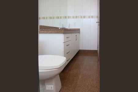 Apartamento à venda com 360m², 4 quartos e 4 vagas Apartamento à venda com 360m², 4 quartos e 4 vagasBanheiro da Suíte 1