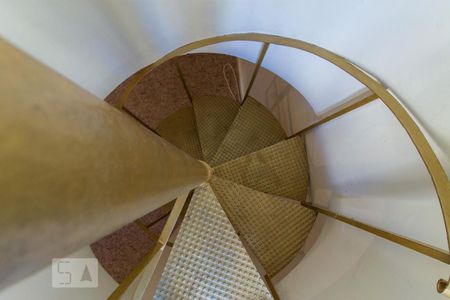 Casa de condomínio à venda com 120m², 1 quarto e 1 vagaEscada de Acesso à Cobertura