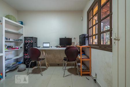 Casa à venda com 180m², 3 quartos e 2 vagas Casa à venda com 180m², 3 quartos e 2 vagasEscritório