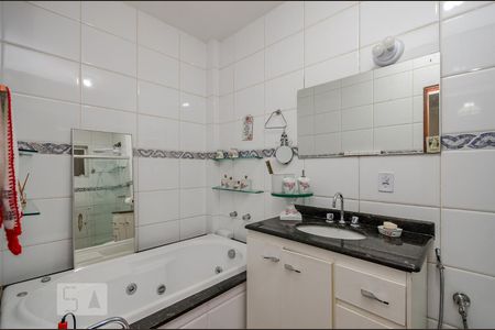 Apartamento à venda com 200m², 4 quartos e 5 vagas Apartamento à venda com 200m², 4 quartos e 5 vagasBanheiro da Suíte 1