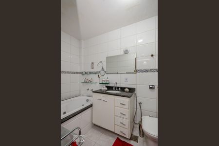 Apartamento à venda com 200m², 4 quartos e 5 vagas Apartamento à venda com 200m², 4 quartos e 5 vagasBanheiro da Suíte 1