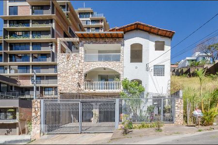 Apartamento à venda com 200m², 4 quartos e 5 vagas Apartamento à venda com 200m², 4 quartos e 5 vagasFachada