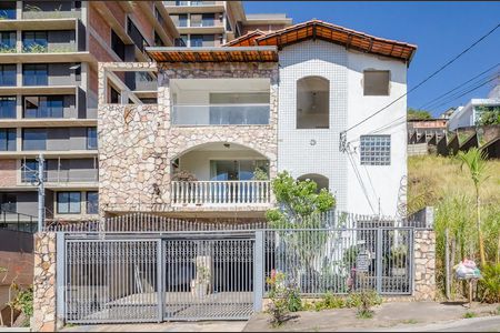 Apartamento à venda com 200m², 4 quartos e 5 vagas Apartamento à venda com 200m², 4 quartos e 5 vagasFachada